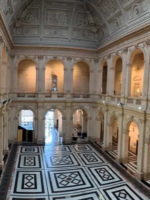 Réception d'entreprise sous la nef du Palais de la Bourse à Marseille