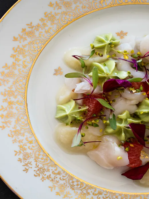 Ceviche dressé sur une porcelaine à filet d'or
