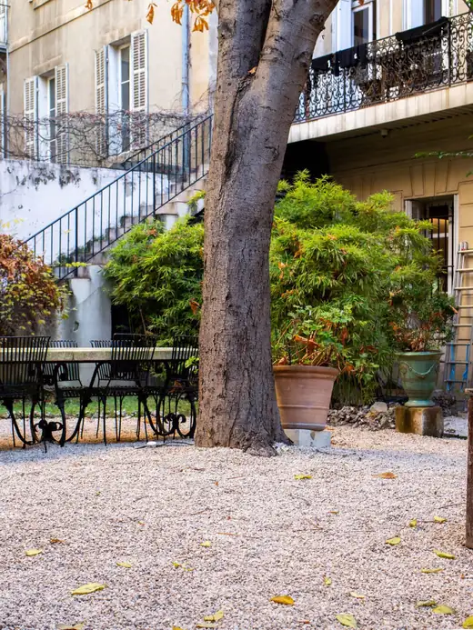 Cour privée ombragée dressée pour une réception de famille