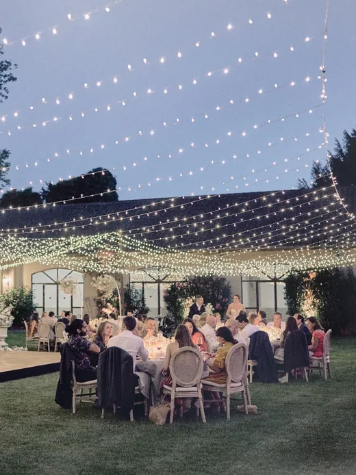 Cocktail sous un ciel de guirlandes lumineuses à l'heure bleue